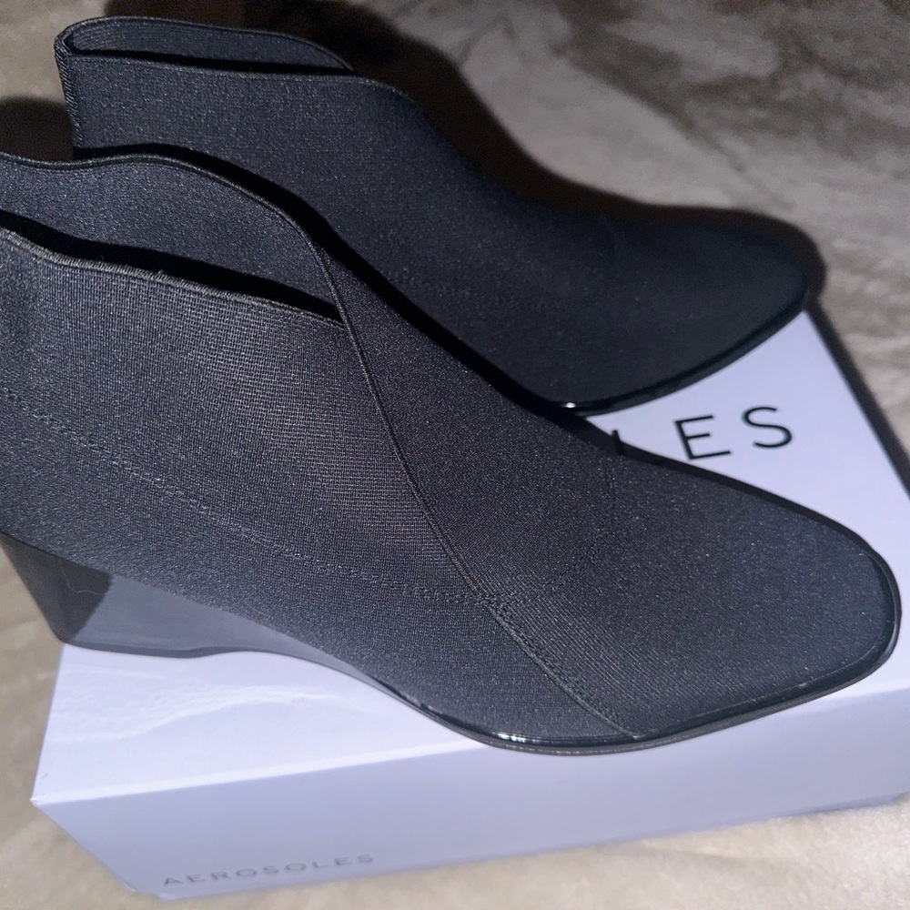 AEROSOLES Women's Sleek Black Ankle Booties